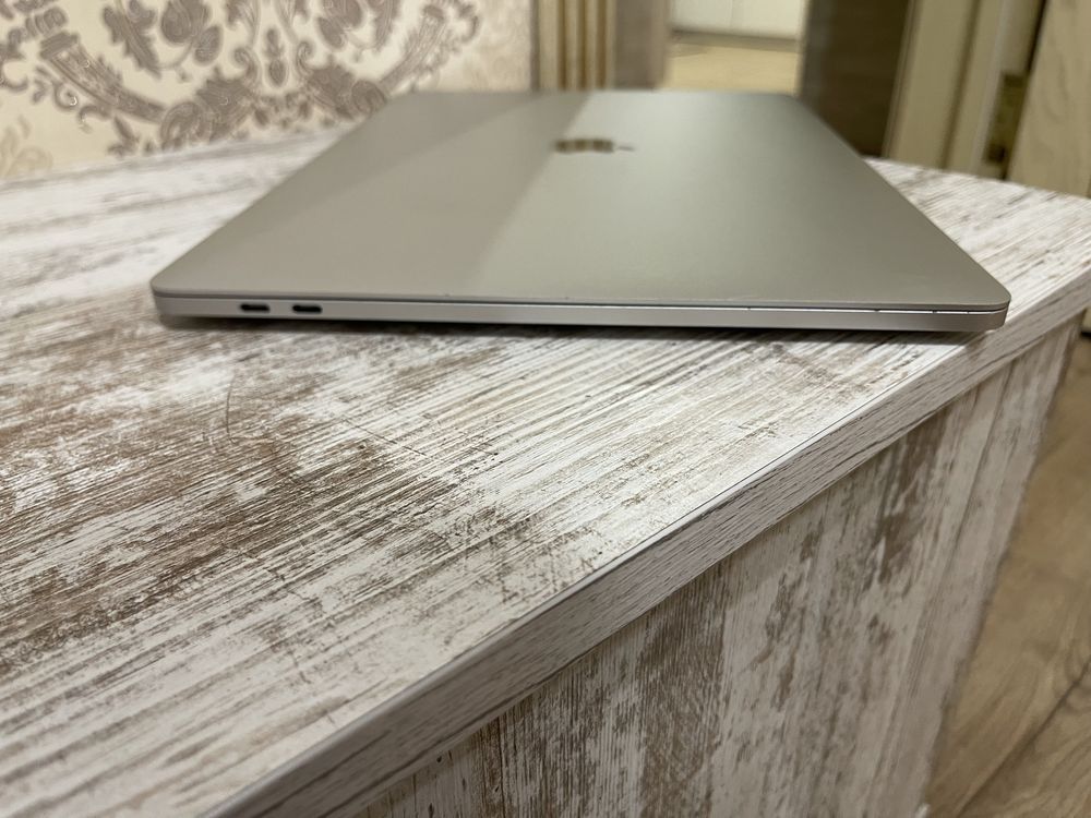 MacBook Pro 15 2018  Touch Bar/i7/16gb/256gb