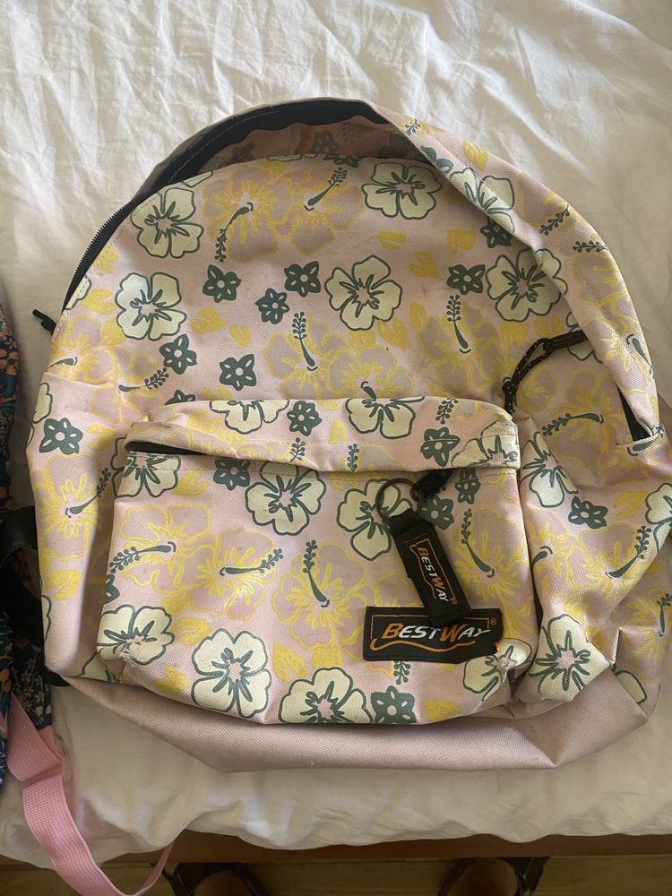 Mochilas quase novas