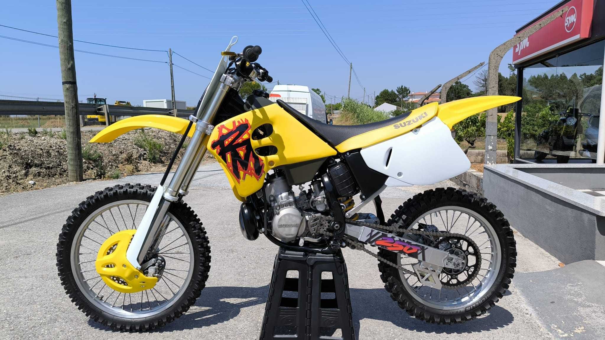 Suzuki RM250, estado irrepreensível (ver fotos)