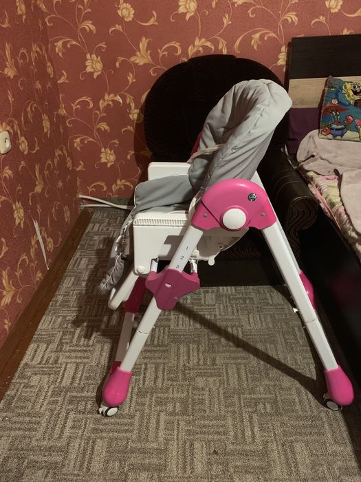 Дитячий стілець для годування