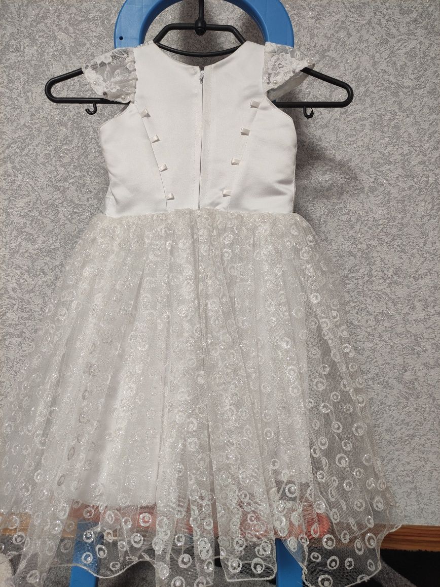 Білосніжна сукня для дівчинки
