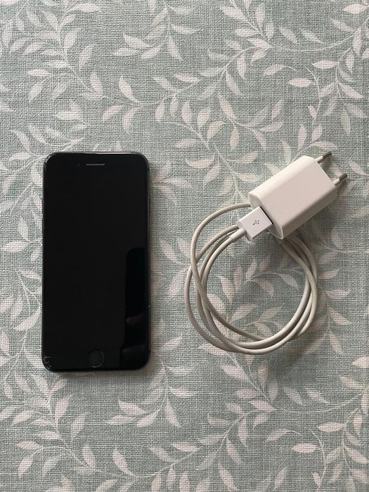 iPhone 8 com carregador