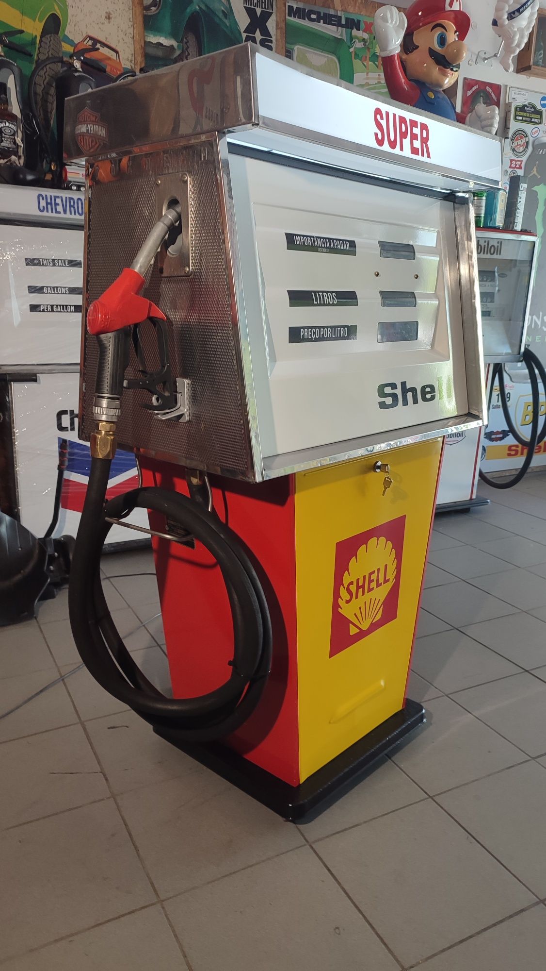 Bomba de gasolina bar Shell