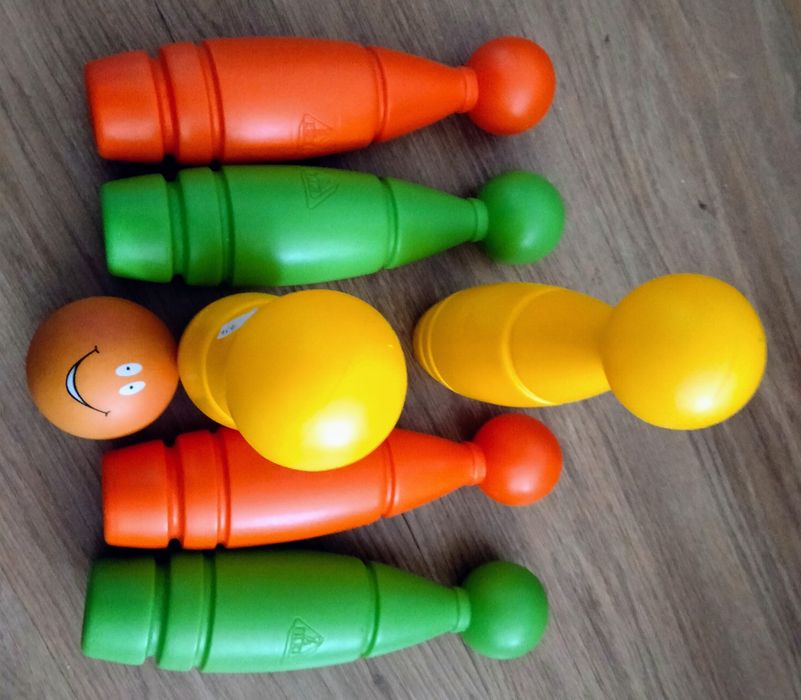 Peças da ELC-Early Learning Center  para jogarem bowling.
