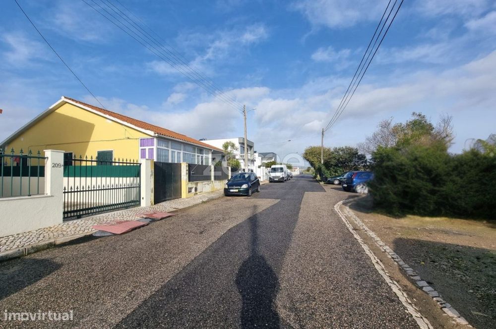 Moradia Geminada Térrea para Renovação Total em Tires