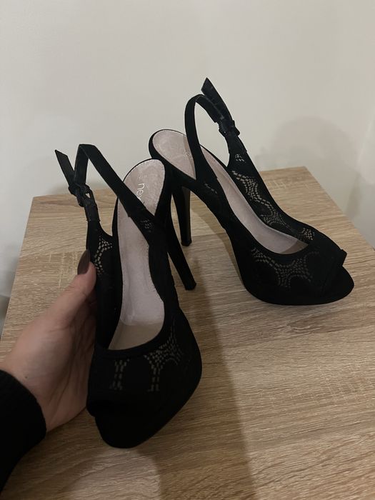 Czarne buty na obcasie