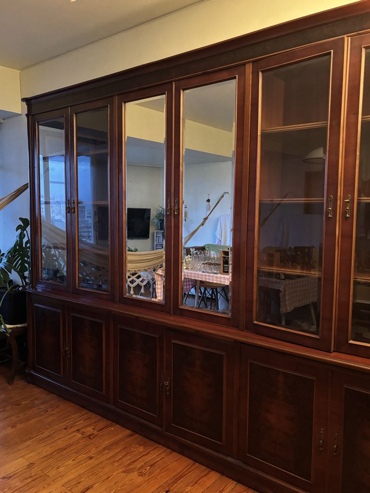 Vitrine em Madeira Maciça - Ótimo Estado