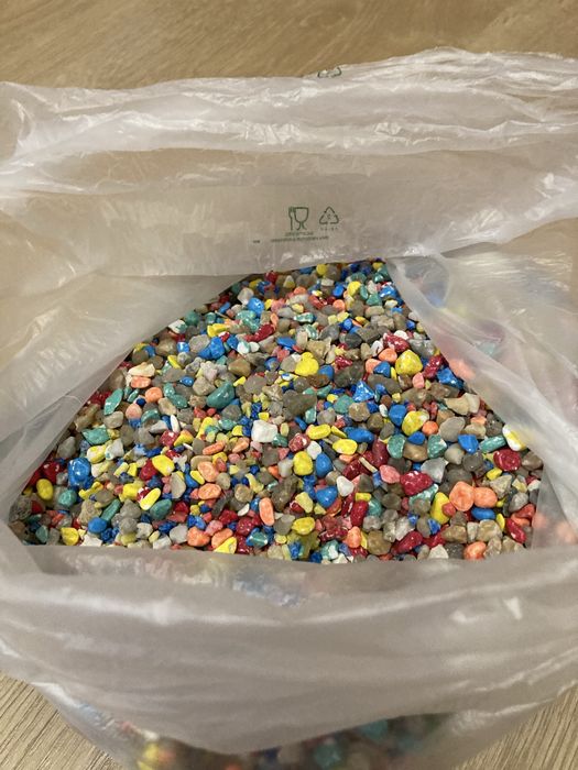 Pedra colorida fundo aquario