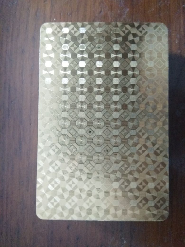 Vendo baralho de cartas dourado