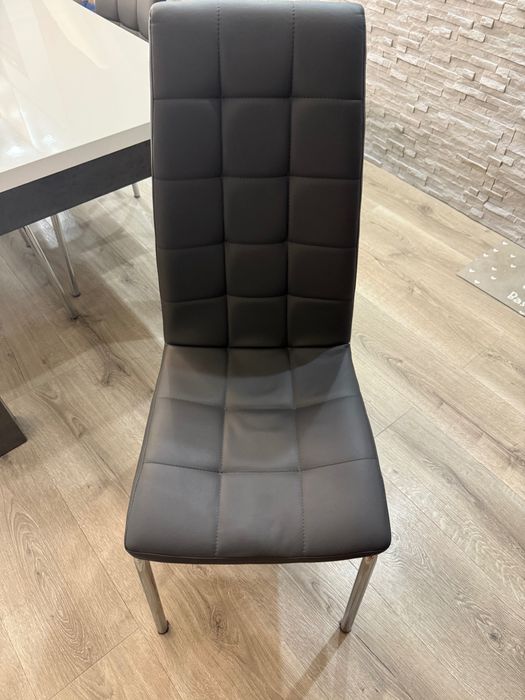 Stół rozkładany do jadalni z krzesłami.