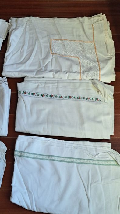 Vários lençóis brancos algodão