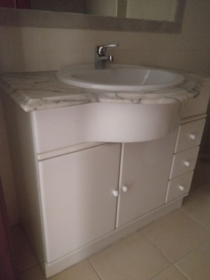 Moveis de casa de banho com lavatório embutido e pedra mármore.