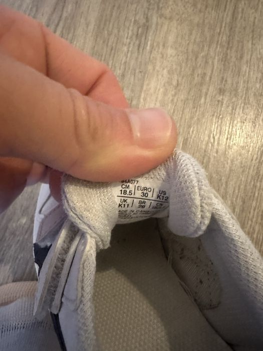 Sapatilhas de menino usadas em bom estado