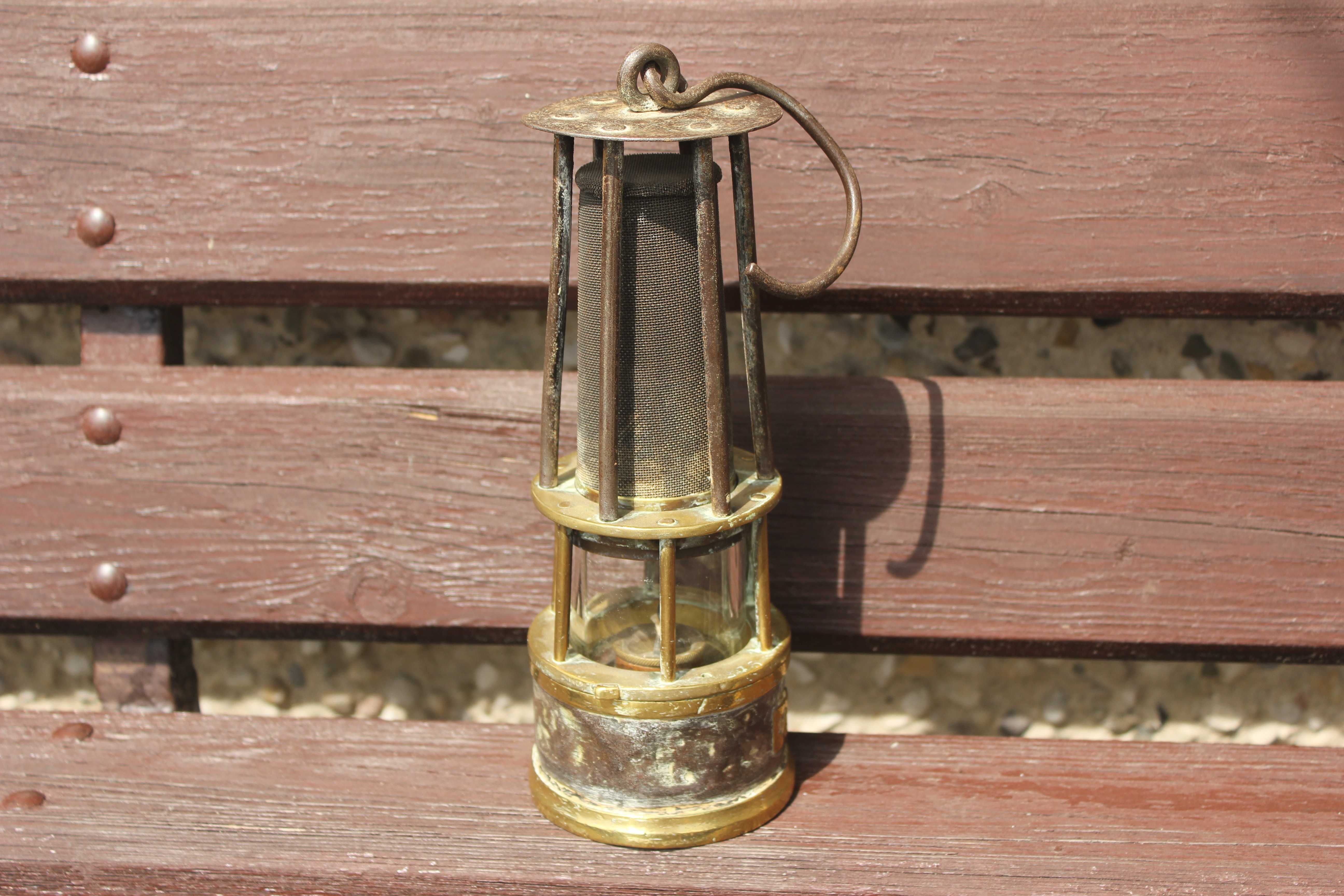 Stara lampa górnicza naftowa