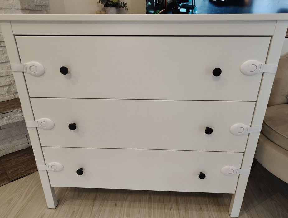 Biała komoda ikea koppang z szufladami