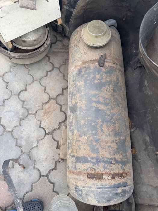 Балон 120 л, стояв на газонові