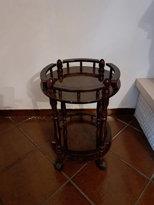 Mesa de madeira com rodas