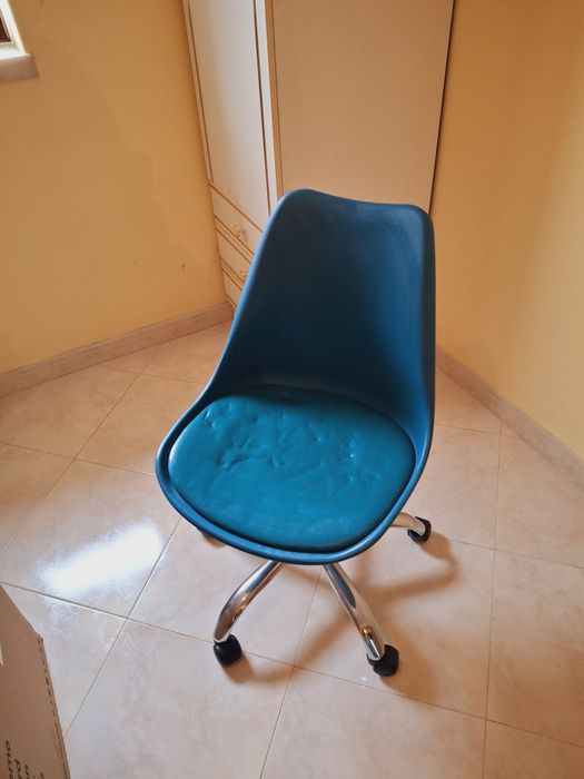 Cadeira azul plástico