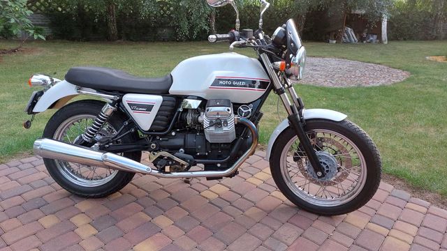 Moto Guzzi V7 klasyczny motocykl jak Bonneville lub Kawasaki W800