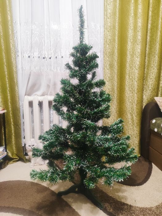 Продам півтора метрову штучну ялину