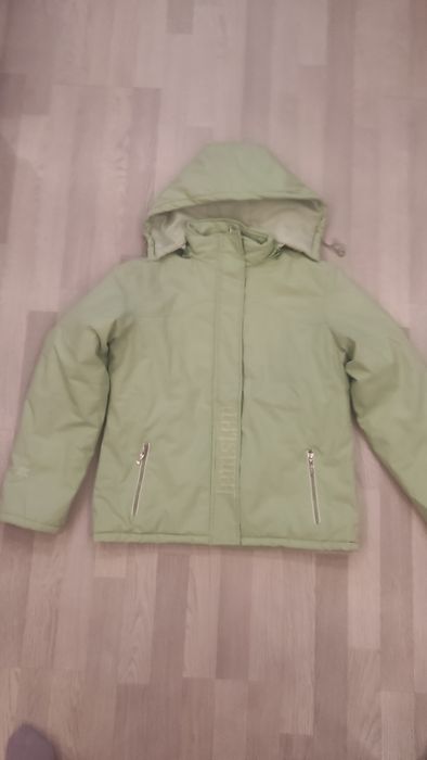 Жіноча куртка розмір 48 колір фісташка