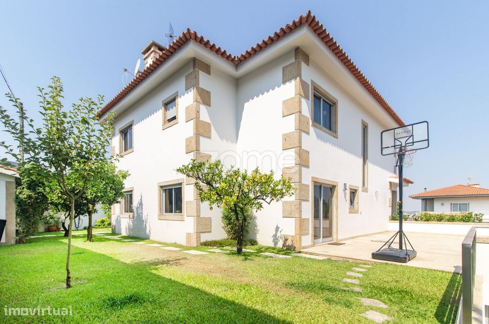 Moradia Individual T4 com garagem fechada em Lamaçães – Braga
