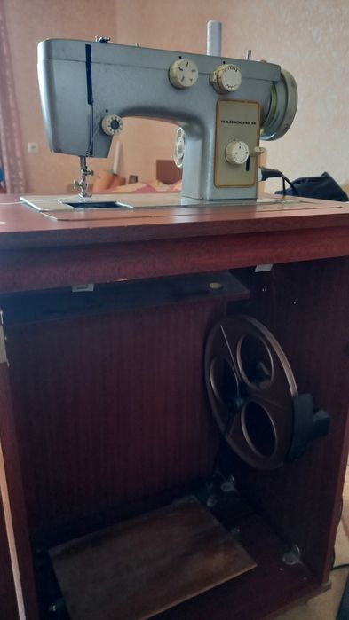 Швейна машинка Чайка 142М з електроприводом