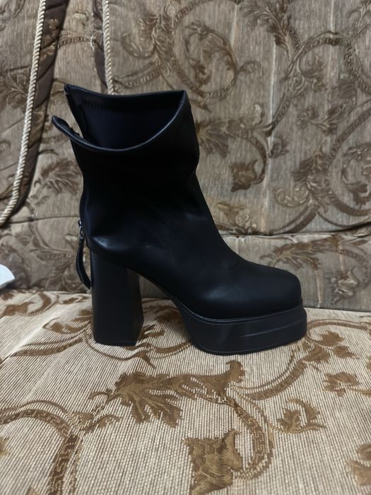 Ботильйони ботинки боти черевики на чоботи підборах versace catwalk