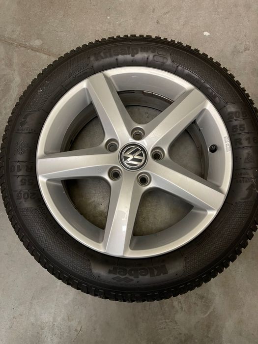 Oryginalne felgi z oponami zimowymi VW Golf 16 cali 4 szt.