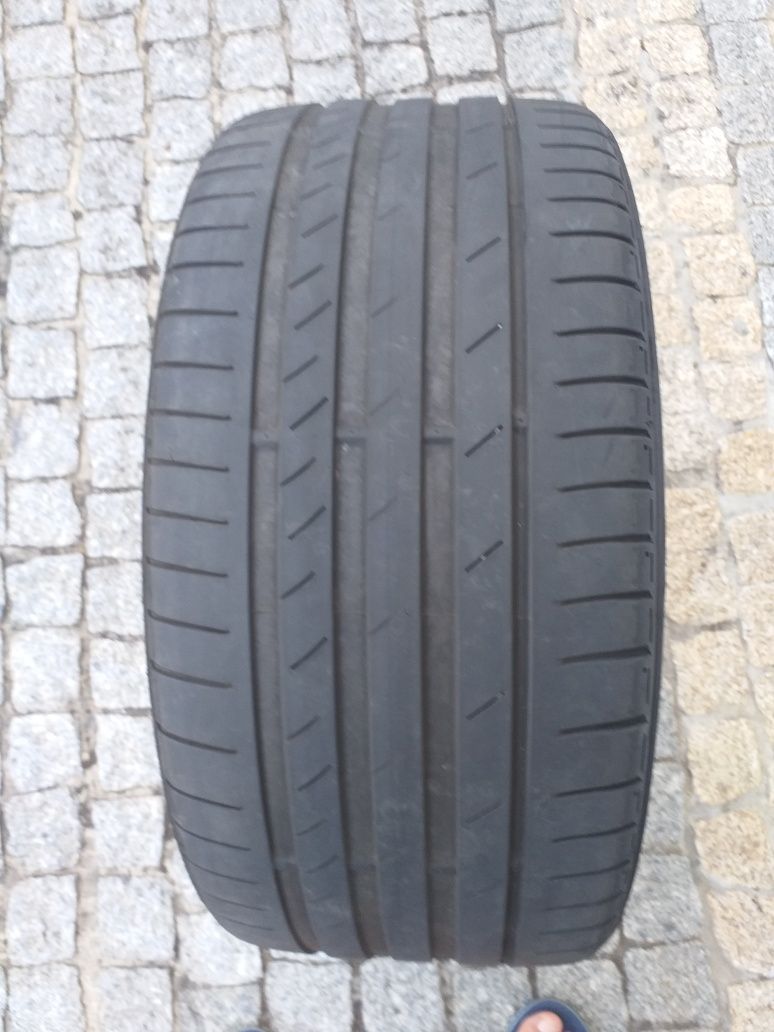 Um pneu kumho 245/30/19