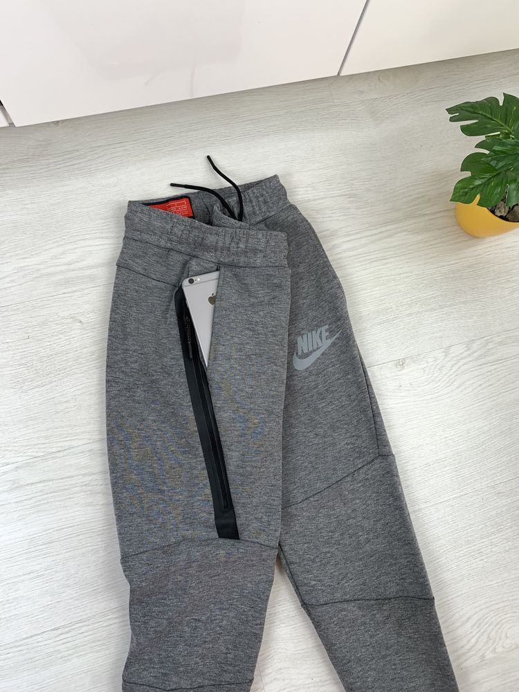 Оригінальні штани з дopoгиx колeкцій Найк Nike TECH FLEECE 12-13 років