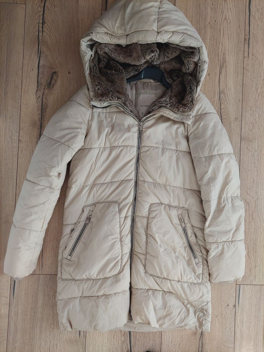 Kremowa kurtka pikowana z futerkiem i kapturem pull&bear S