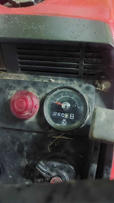 Trator pequeno sem matrícula