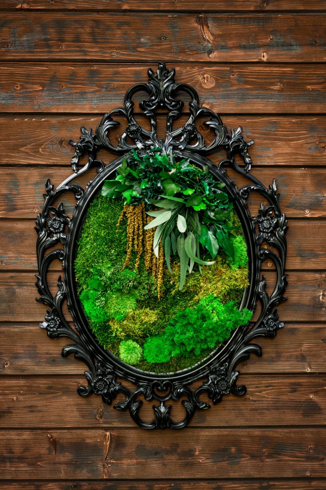 Obraz w gotyckiej ramie z mech i roślinami