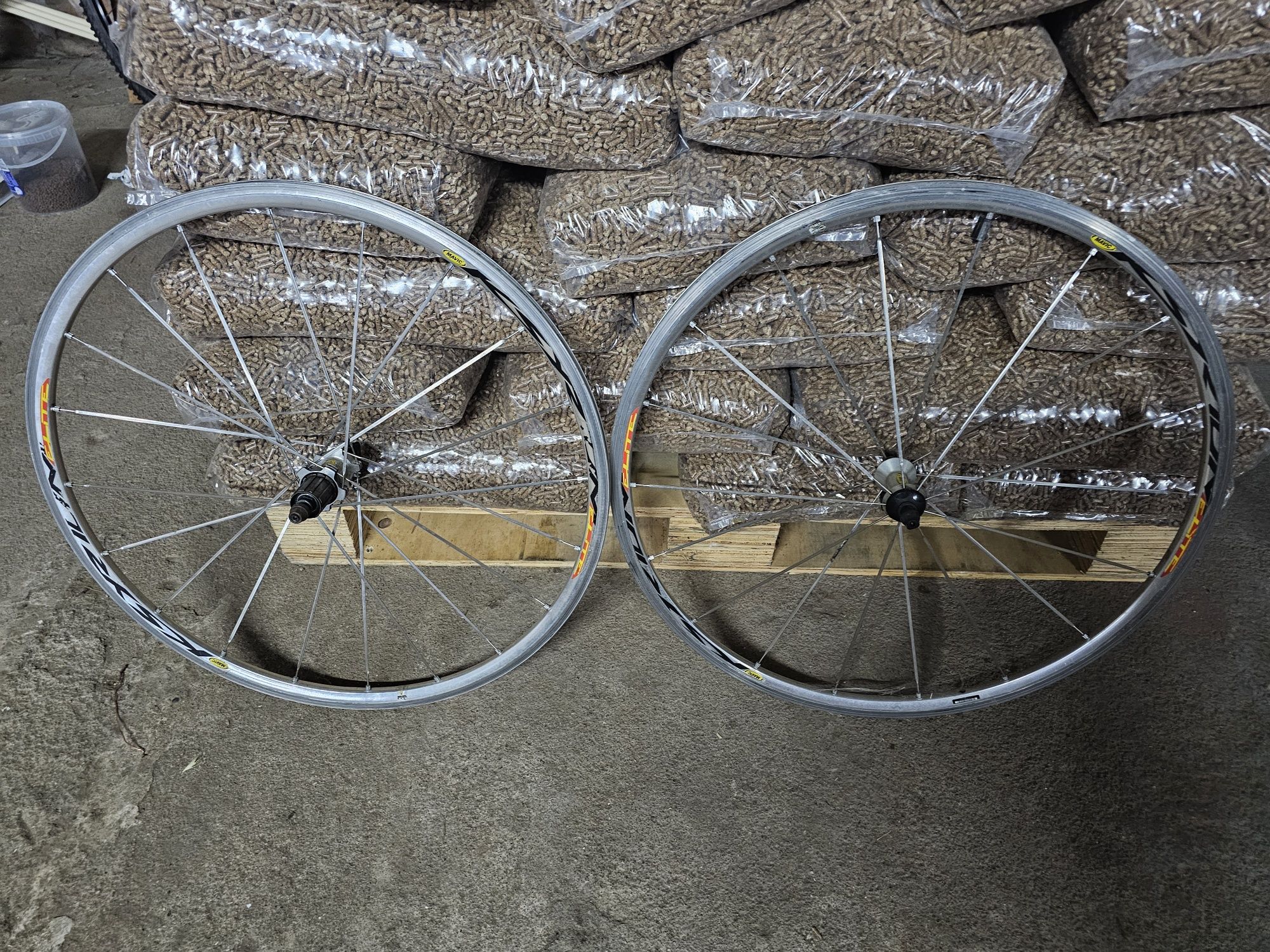 Vendo rodas Mavic e rolo de treino