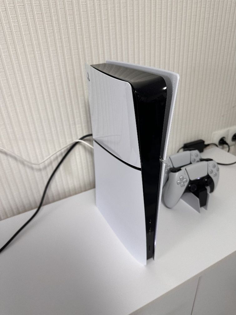 PS 5 digital edition + 2 джойстика с зарядкой