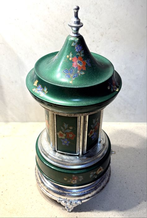 Antigo carrossel de cigarros mecânico com caixa de música suíça