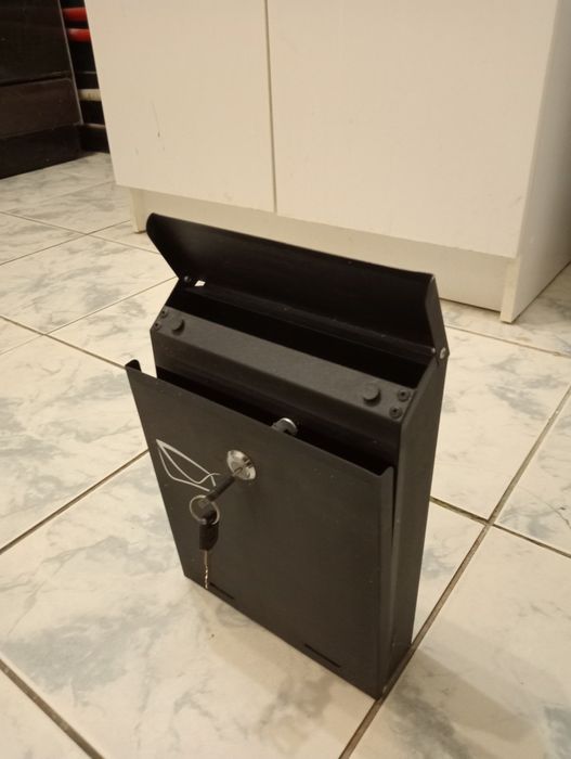 Skrzynka na listy wraz z kompletem kluczy.