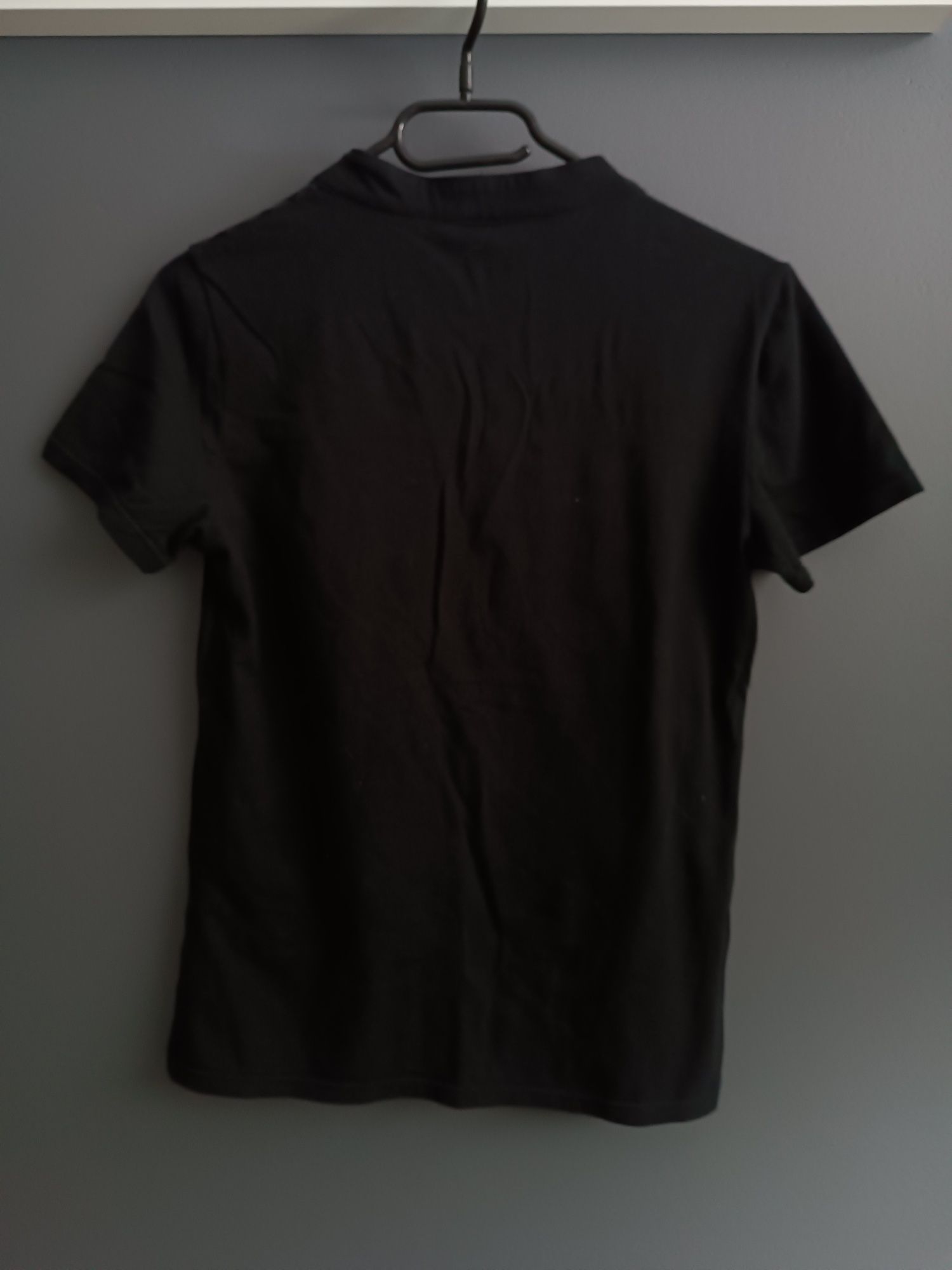 Czarna bluzka z krótkim rękawem t-shirt zdobiony koronką