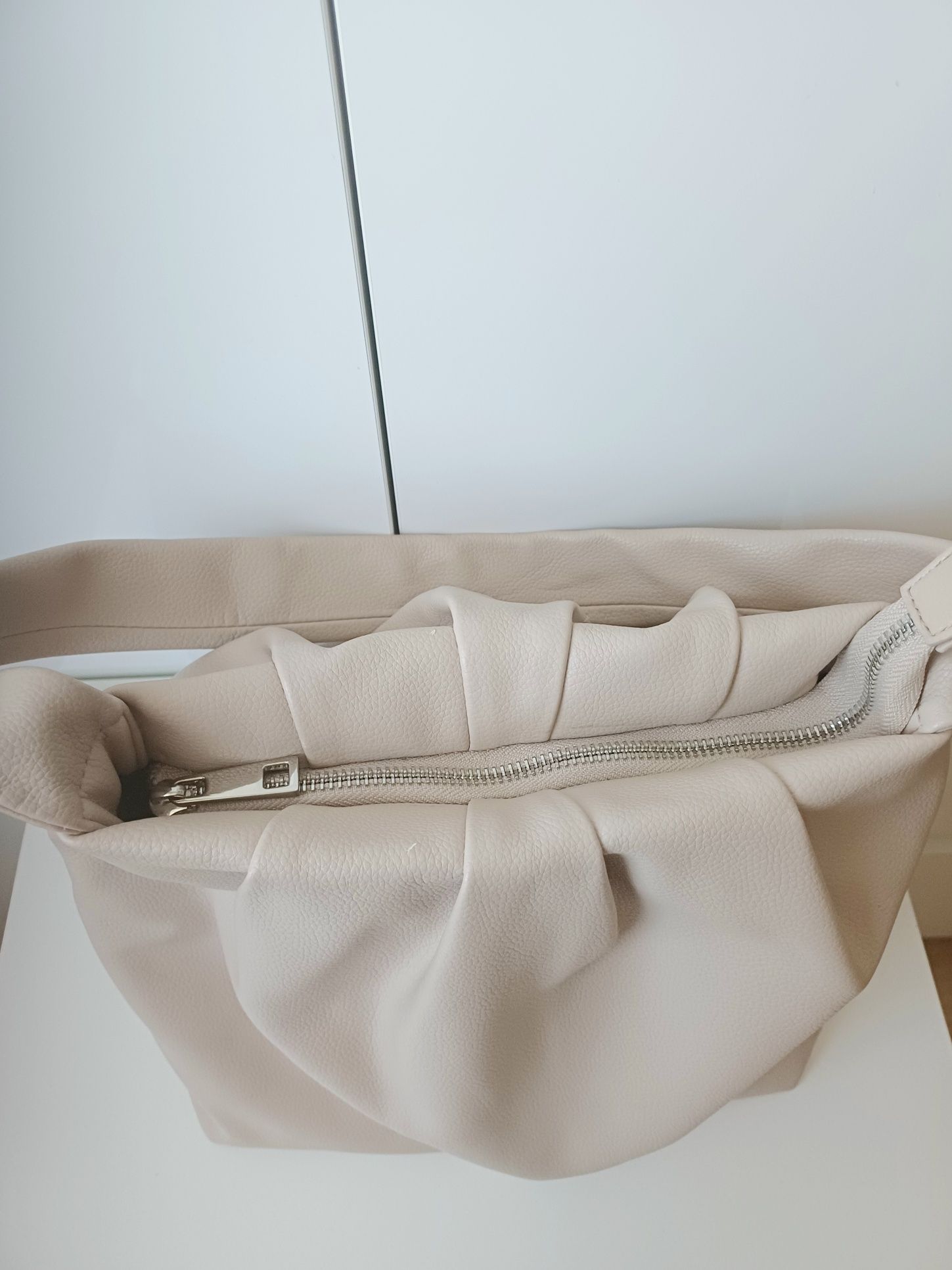 ZARA torebka na ramię jasna kremowa A5 B5 typu worek do ręki shopper