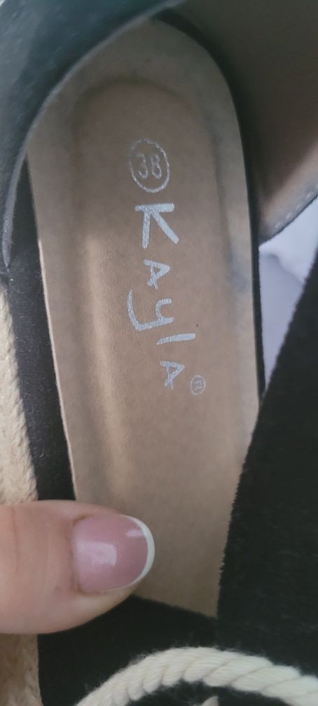 Sandały na koturnie wiązane