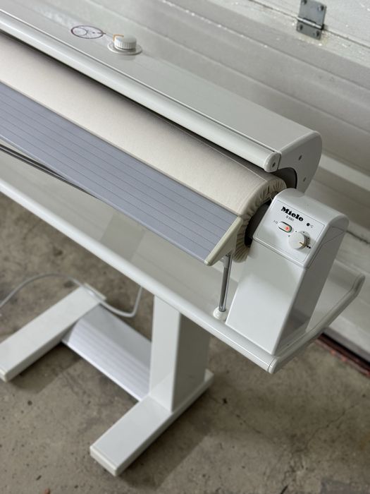 Прасувальний каток Miele B890 — ідеальний стан, відмінна якість