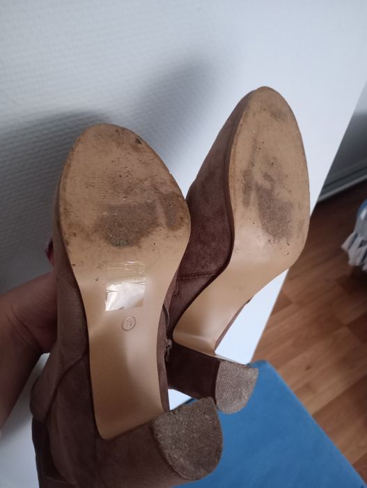 Długie zamszowe kozaki damskie na obcasie słupku