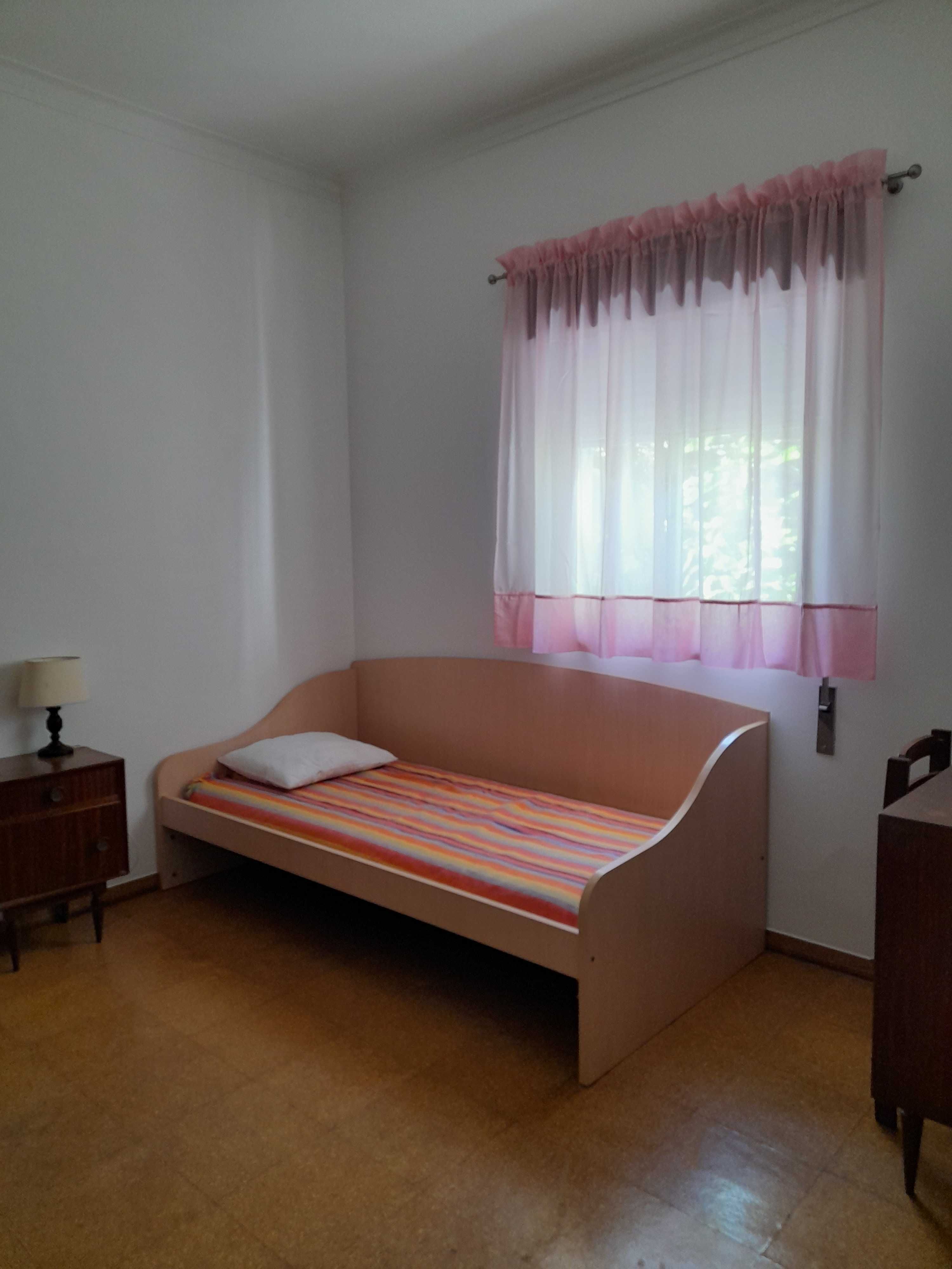 Quartos em vivenda renovada. Só raparigas estudantes e professoras.