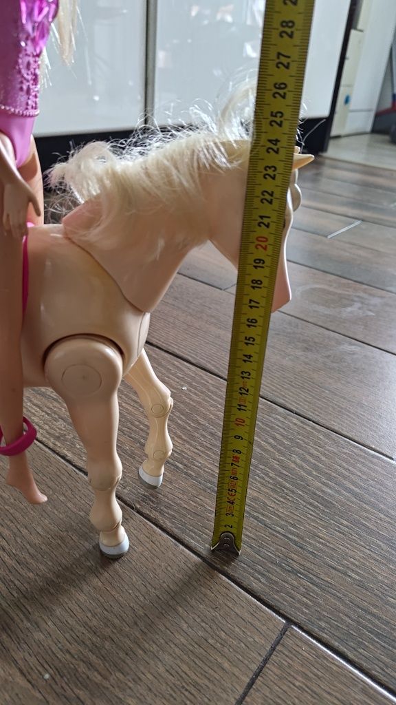 Interaktywny konik barbie Mattel rży i chodzi