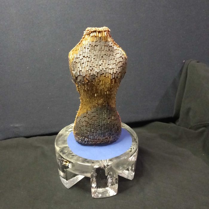 Busto em madeira e missangas