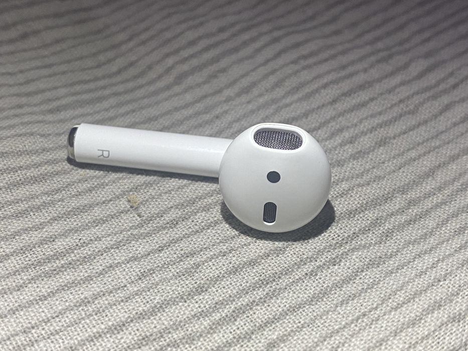 продам один навушник правий airpods 2