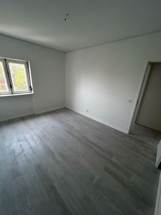 Apartamento T3 sem móveis remodelado no Monte Estoril-Arrendamento