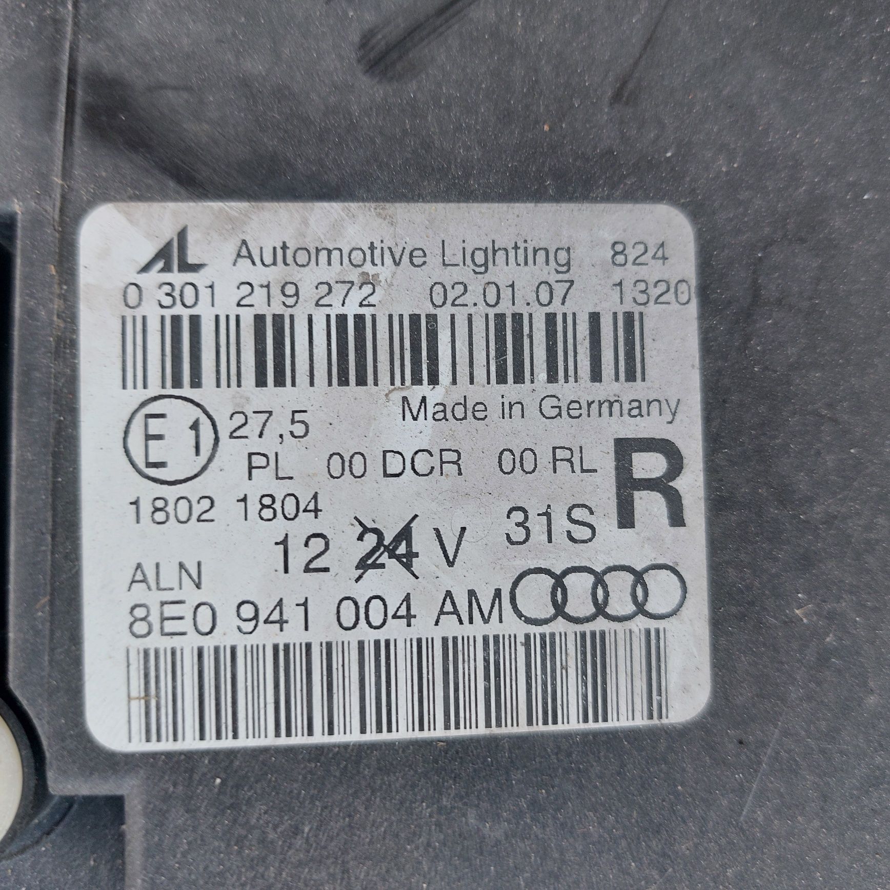 Lampa prawy przód A4 b7 biksenon