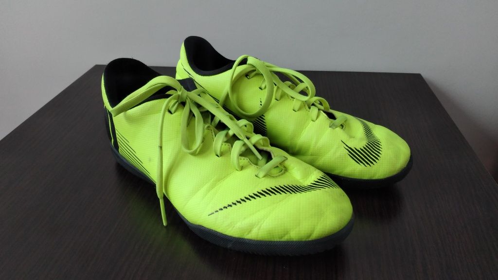 Buty piłkarskie sportowe NIKE R. 38.5 długość wkładki 24 cm